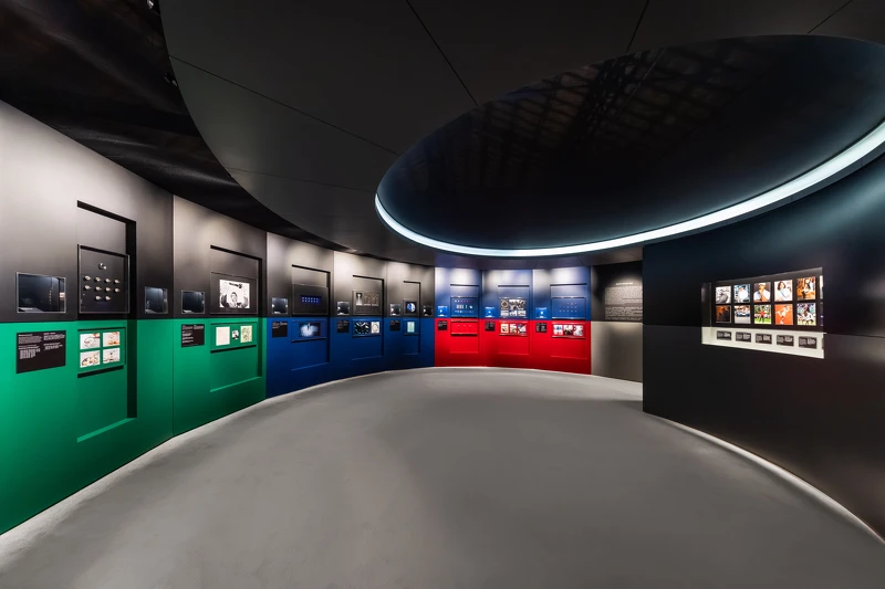 勞力士 GMT-Master「穿越時區」展覽「Time Zone to Time Zone」主展區,呈現 GMT-Master 系列的設計演進與代表性元素。