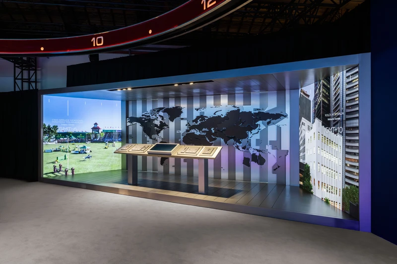 勞力士於不同時區所支持的全球活動,並展示 GMT-Master II 腕錶,透過雙色外圈設計,呼應跨越時區的實用需求。