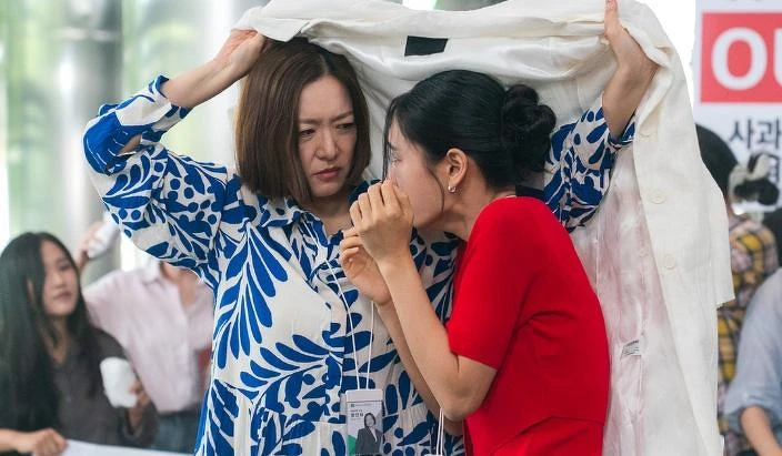 《一吻爆炸》組員護住安恩真 《一吻爆炸》組員護住安恩真