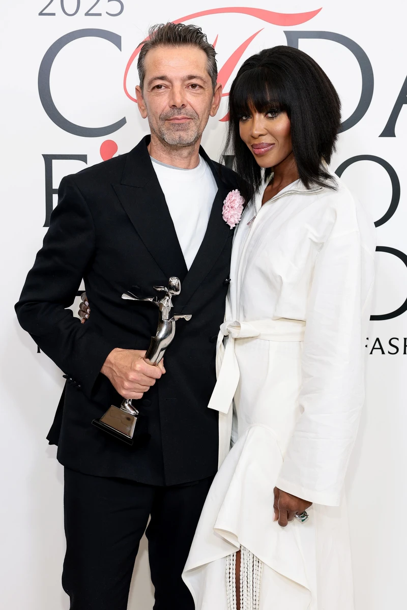Pieter Mulier奪下今年CFDA年度國際設計師大獎，頒獎人Naomi Campbell稱他是「重新定義女性力量的傑出設計師」。