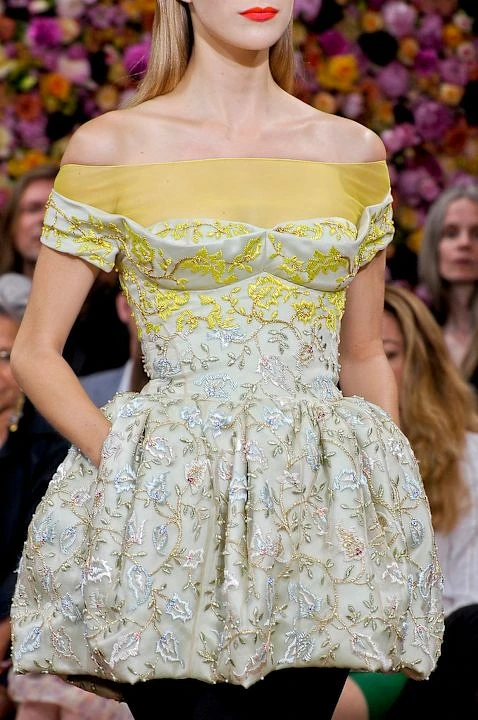 2012年，Raf Simons接掌傳奇時裝屋Dior，已成為左右手的Pieter Mulier再度相助師傅，擔綱高訂、高級成衣暨配件設計總監。