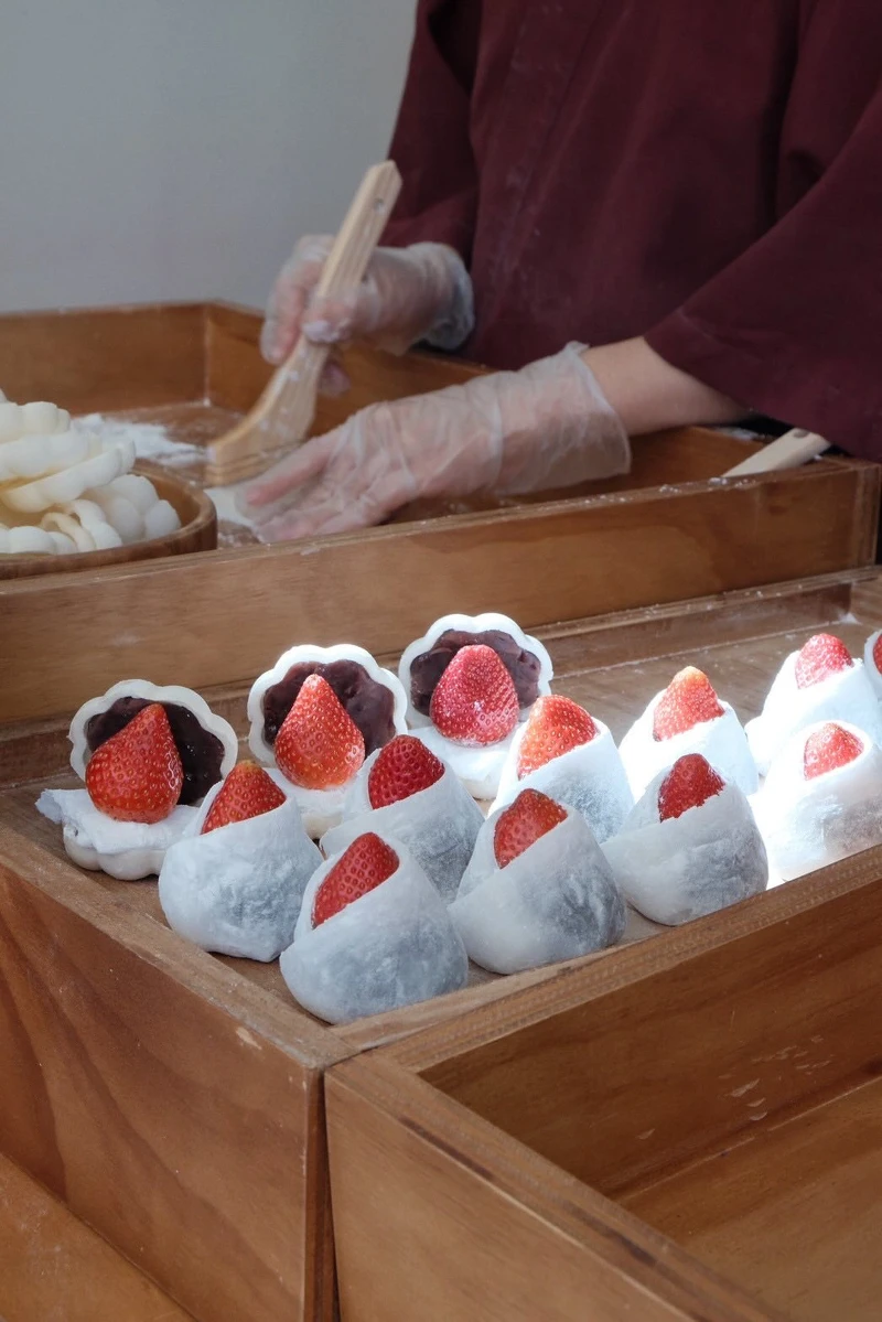 「米弎豆」冬季限定和服草莓大福，將微酸的草莓與甜而不膩的紅豆餡，包裹在細緻麻糬皮中（圖片來源／米弎豆お菓子処台北店官方threads）