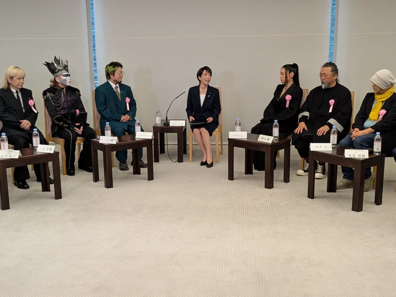 日本首相 高市早苗 邀集多位重量級人物到官邸開會，商討振興J-Pop以及日本流行文化產業，小室哲哉應邀出席。