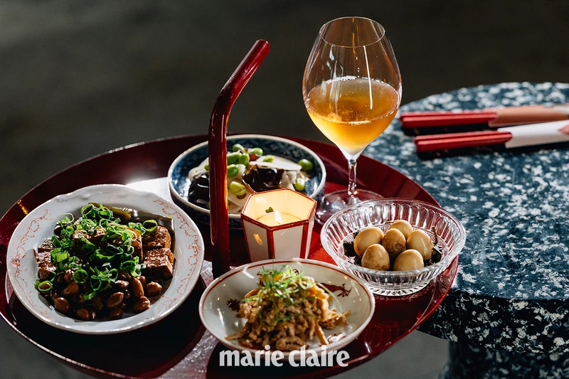 食物定位上靠拢的方向。