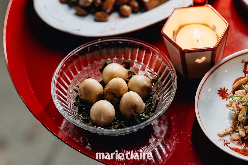 取用鹌鹑蛋滷製，茶香与酱香交织，鹹香入味，口感细緻。