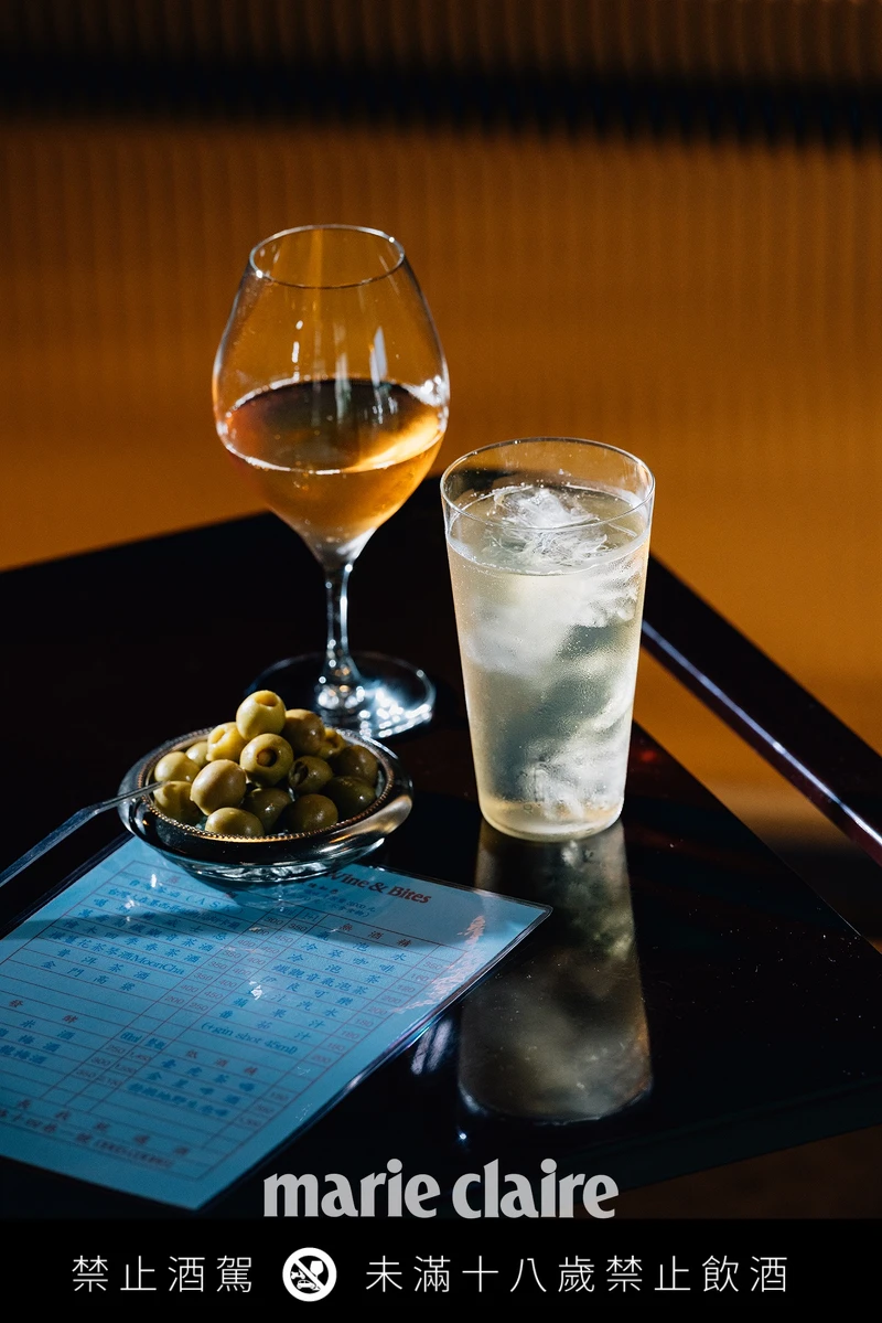 庙东精选台湾当地的烈酒，像是琴酒、威士忌、茶酒等等，能做简单的1+1调酒，举凡 Highball、Gin Tonic 或是 Gin Soda 等等。