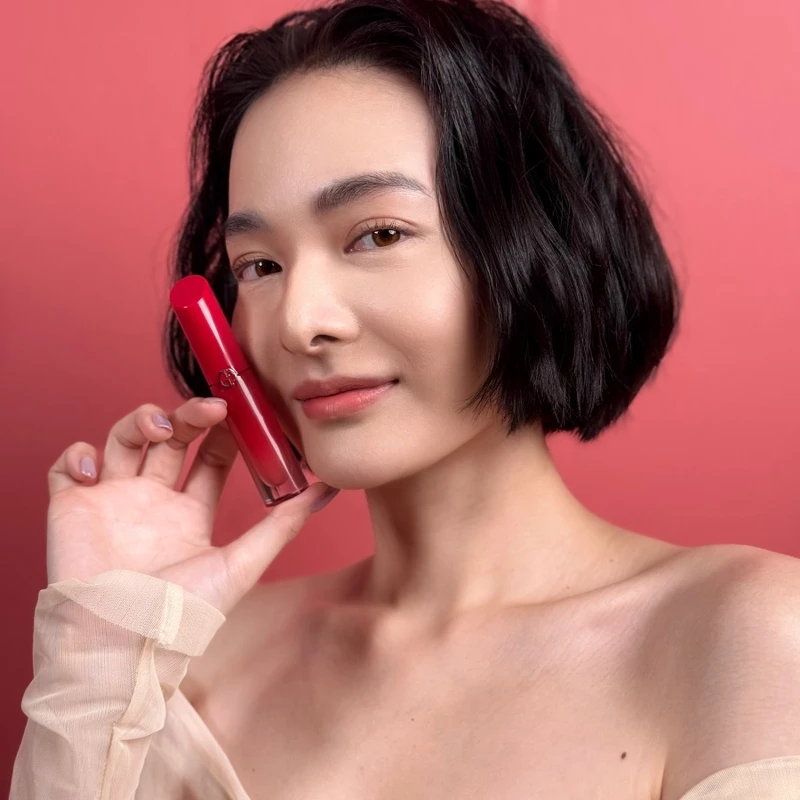 Armani Beauty亞曼尼奢華柔紗訂製唇露主打色#560模特兒實擦。