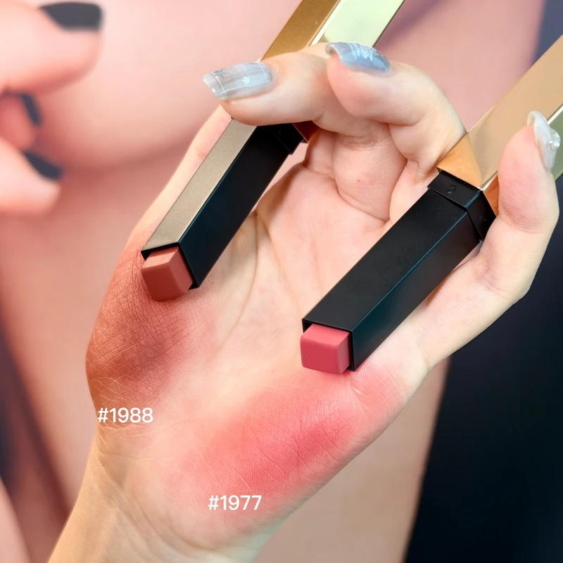 YSL奢華煙管柔霧唇膏(左) #1988、(右)#1977手部試色。