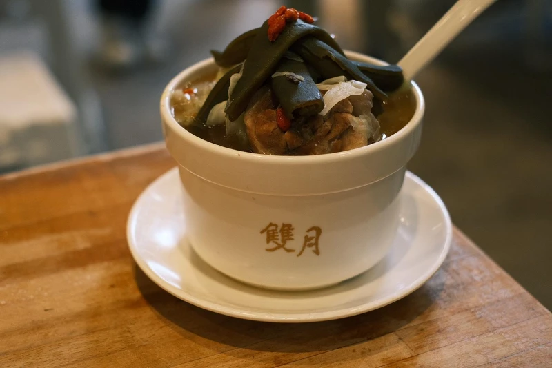 美麗佳人提醒您：喝酒不開車，飲酒過量有礙健康