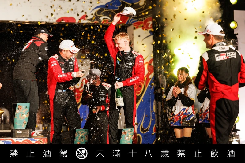 冠軍車手上噴灑的就是「蓬萊泉純米大吟釀氣泡清酒」。 冠軍車手上噴灑的就是「蓬萊泉純米大吟釀氣泡清酒」。