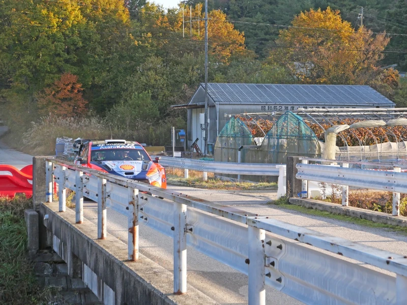「設楽駒ヶ原」餐廳外就是賽道。 「設楽駒ヶ原」餐廳外就是賽道。