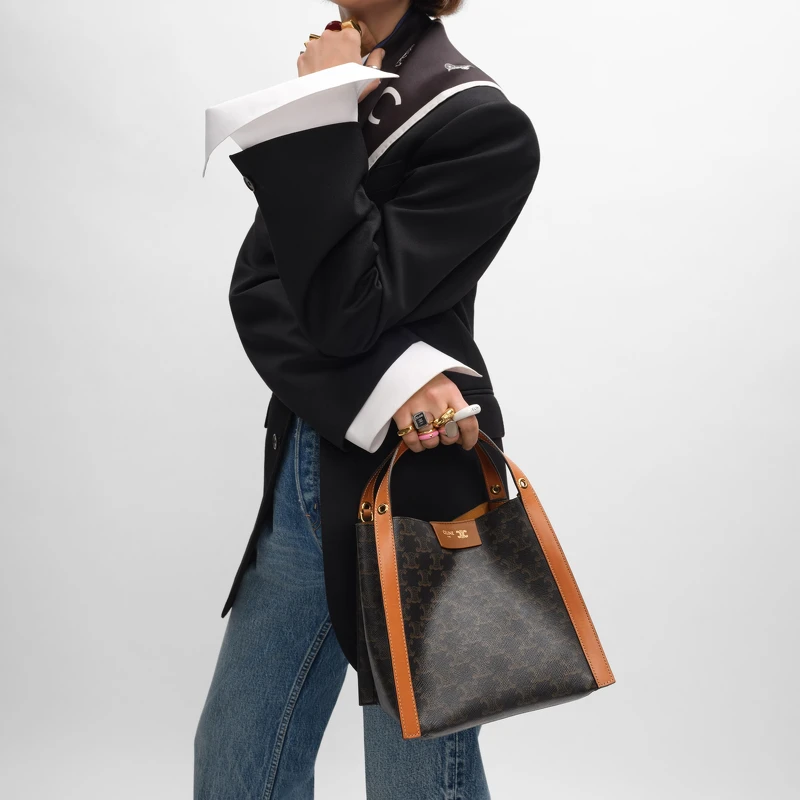 Cube 的開口寬度與底部空間都給得很大，長夾、化妝包、墨鏡盒、隨身水壺都能輕鬆放入