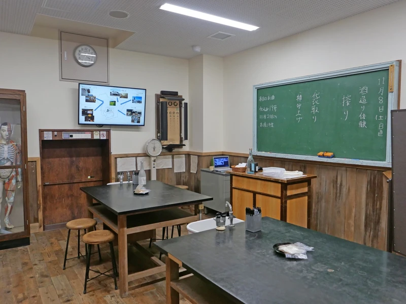 「Houraisen Sake Lab」以廢校的桌椅打造空間。 「Houraisen Sake Lab」以廢校的桌椅打造空間。