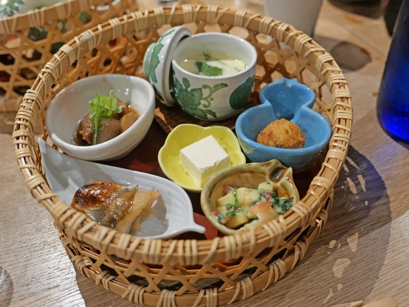 「SAKE BAR 圓谷」的菜色都是為了搭配蓬萊泉酒款。 「SAKE BAR 圓谷」的菜色都是為了搭配蓬萊泉酒款。