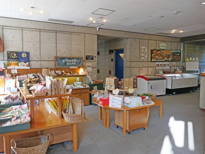 大廳旁有當地物產,品項相當豐富。 大廳旁有當地物產,品項相當豐富。