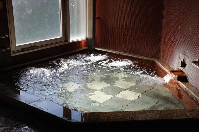 設有大浴場,除了提供住宿使用,也對外開放。 設有大浴場,除了提供住宿使用,也對外開放。