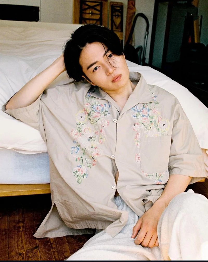 菊池風磨因為多年前在整人節目中全裸演出，開創自己的特色。