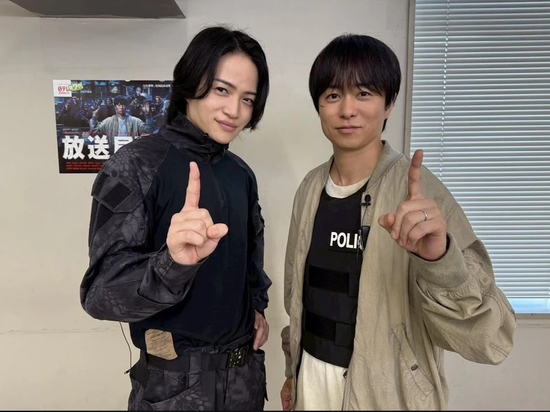 菊池風磨（左）視櫻井翔為偶像，兩人同為慶應大學學生。