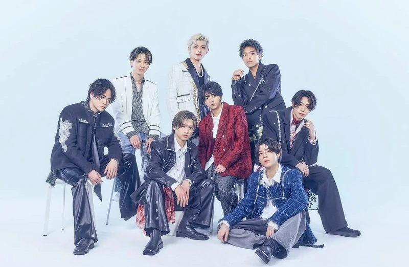 菊池風磨（左起）、寺西拓人、豬俁周杜、篠塚大輝、佐藤勝利、原嘉孝、松島聰及橋本將生八人，今年以新體制timelesz在日本演藝圈掀起炫風。