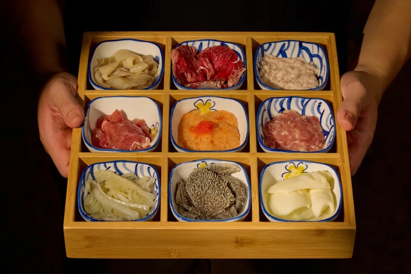 九宮格,內含小份手工荸薺肉丸、手工蝦滑、魚籽豆花、脆管、鴨腸、毛肚、白千層、嫩豬肉、菊花郡肝各1份,餐點內容依食材時令狀況為主。 九宮格,內含小份手工荸薺肉丸、手工蝦滑、魚籽豆花、脆管、鴨腸、毛肚、白千層、嫩豬肉、菊花郡肝各1份,餐點內容依食材時令狀況為主。