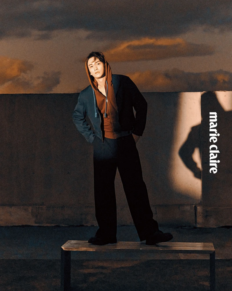 海軍藍拉鍊外套、酒紅色拉鍊連帽上衣、海軍藍長褲、小牛皮撞色德比鞋，All by Loewe；chandelier hoop 18K黃金鑽石耳骨夾（由上而下）、elements 18K黃金鑽石耳骨夾、elements 18K黃金鑽石項鍊，All by AHKAH。