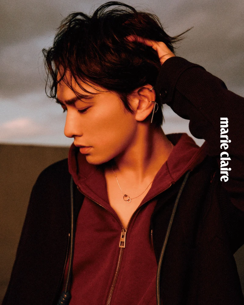 海軍藍拉鍊外套、酒紅色拉鍊連帽上衣，Both by Loewe；chandelier hoop 18K黃金鑽石耳骨夾（由上而下）、elements 18K黃金鑽石耳骨夾、elements 18K黃金鑽石項鍊，All by AHKAH。