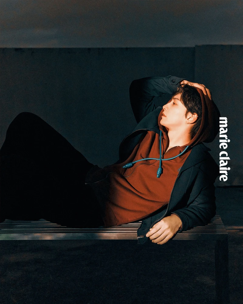 海軍藍拉鍊外套、酒紅色拉鍊連帽上衣、海軍藍長褲、小牛皮撞色德比鞋，All by Loewe；chandelier hoop 18K黃金鑽石耳骨夾（由上而下）、elements 18K黃金鑽石耳骨夾、elements 18K黃金鑽石項鍊，All by AHKAH。