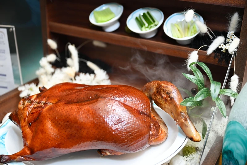 招牌片皮鴨以木盒為載體,宛如珠寶和一般的呈現。 招牌片皮鴨以木盒為載體,宛如珠寶和一般的呈現。