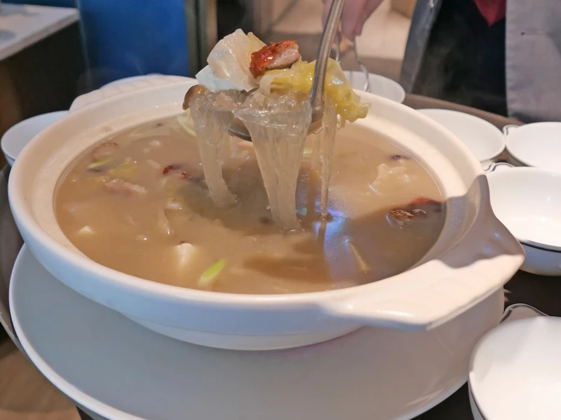 酸蘿蔔湯看似清淡,風味卻相當濃郁。 酸蘿蔔湯看似清淡,風味卻相當濃郁。