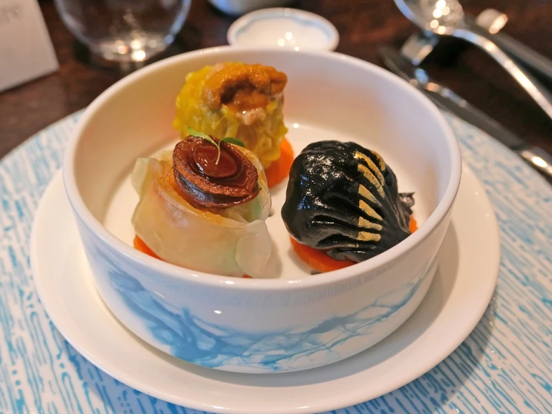 港點拼盤,融合彩鮮味美的鮑魚、海膽與蟹粉,展現主廚對食材的敏銳與拿捏。 港點拼盤,融合彩鮮味美的鮑魚、海膽與蟹粉,展現主廚對食材的敏銳與拿捏。