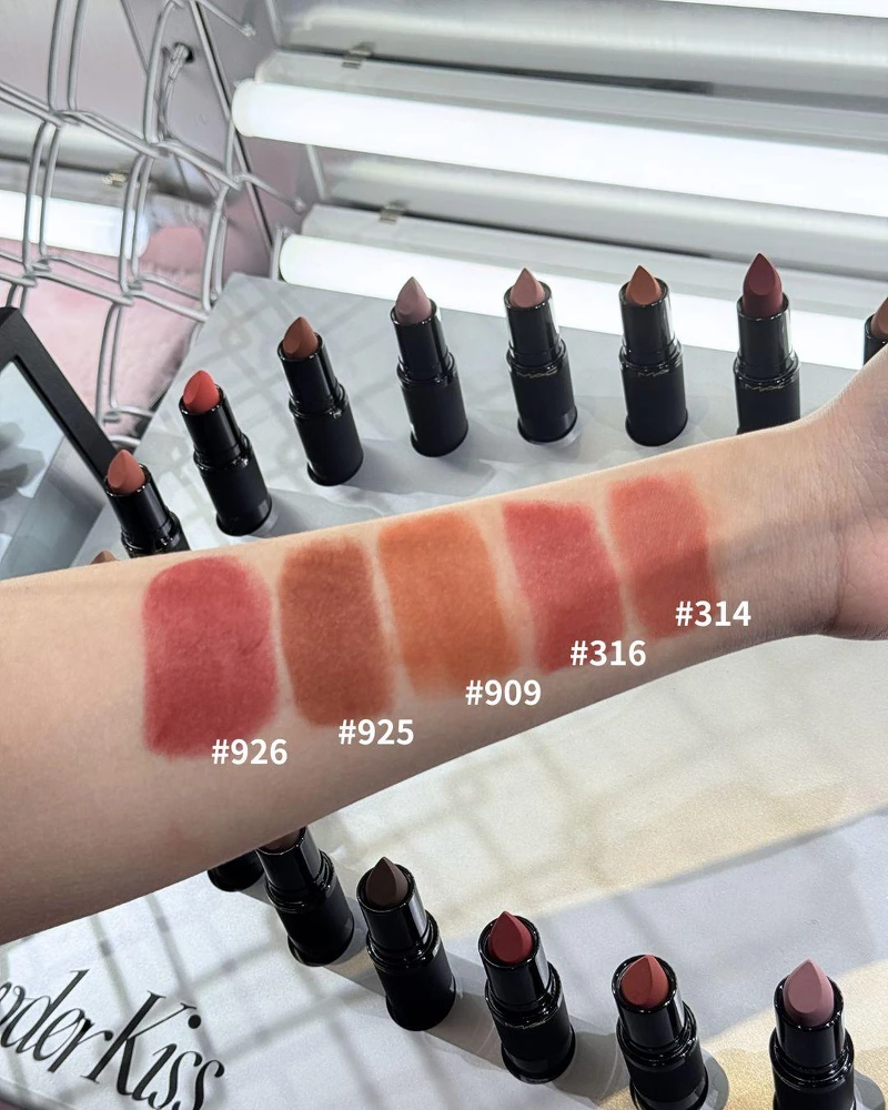 M&middot;A&middot;C輕親雲霧保濕唇膏主打色手部試色。