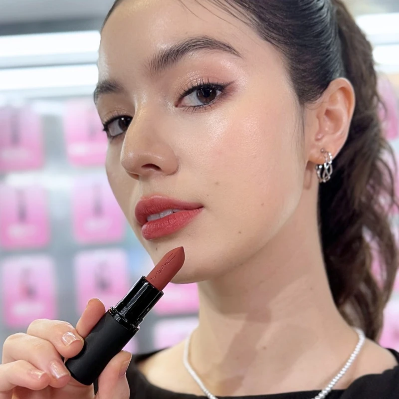 M&middot;A&middot;C輕親雲霧保濕唇膏#926模特兒實擦。