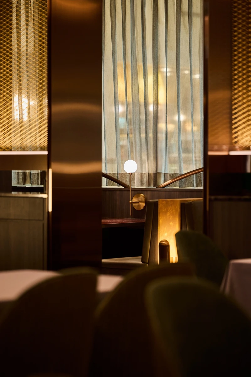 餐廳名稱「Th&eacute;orie Theory」把法文和英文放在一起。