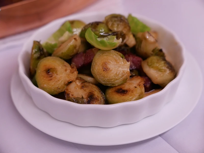 餐廳維權單點模式，「培根孢子甘藍」是相當受歡迎的配菜。