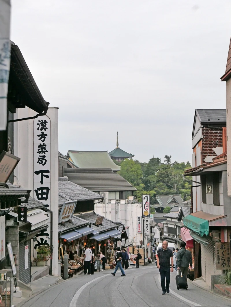 「成田山表參道」新舊建築交錯。