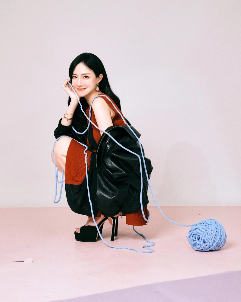 紅色針織短洋裝，CFCL by Club 21、皮衣外套，Rest And Recreation by Club21、水鑽高跟鞋，Jimmy Choo。