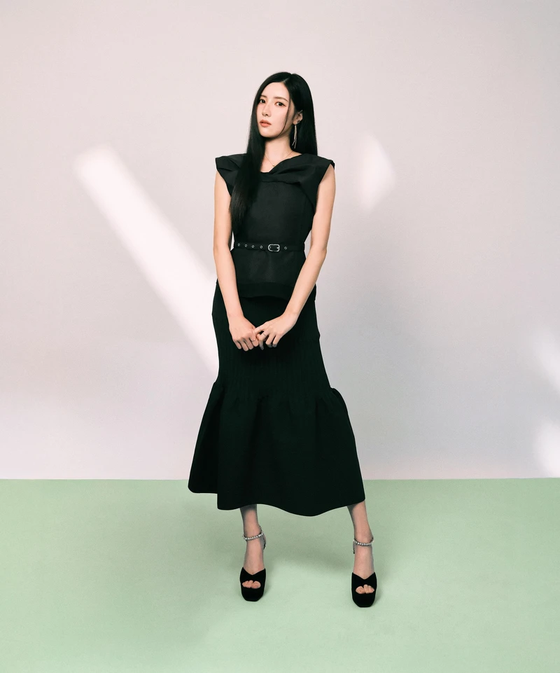 黑色背心襯衫，3.1 Philip Lim by Club 21、黑色針織魚尾裙，CFCL by Club 21。