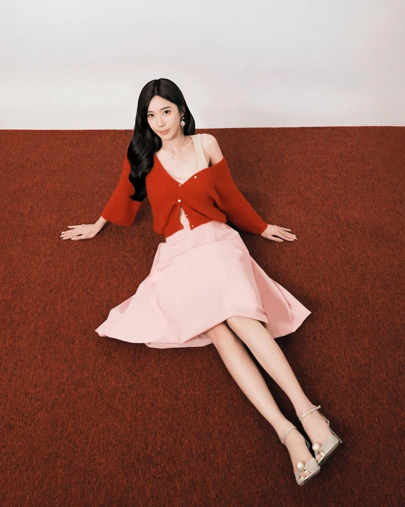 膚色針織背心、紅色毛衣，all by ba&sh，粉紅半身裙，Moschino。