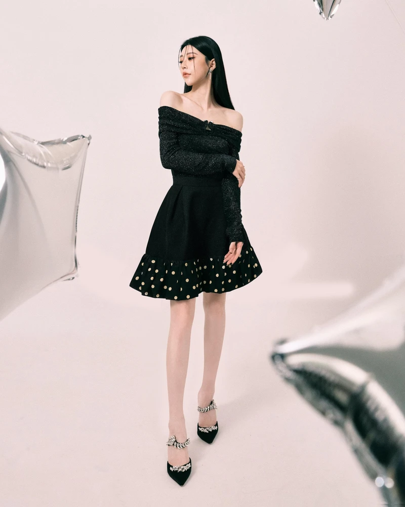 銀蔥平口上衣，ba&sh 、圓點半身裙，Moschino。