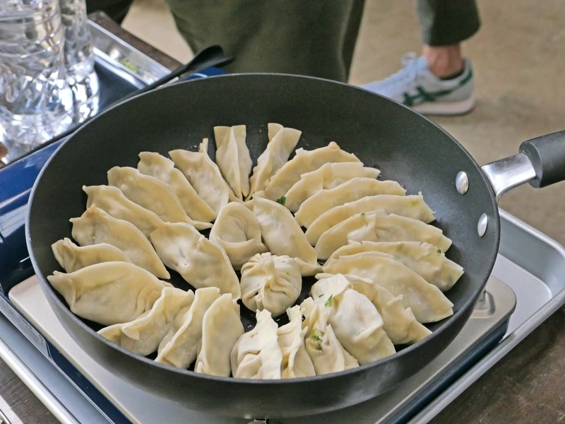 現包現煎，接著在當場分享美味的煎餃。