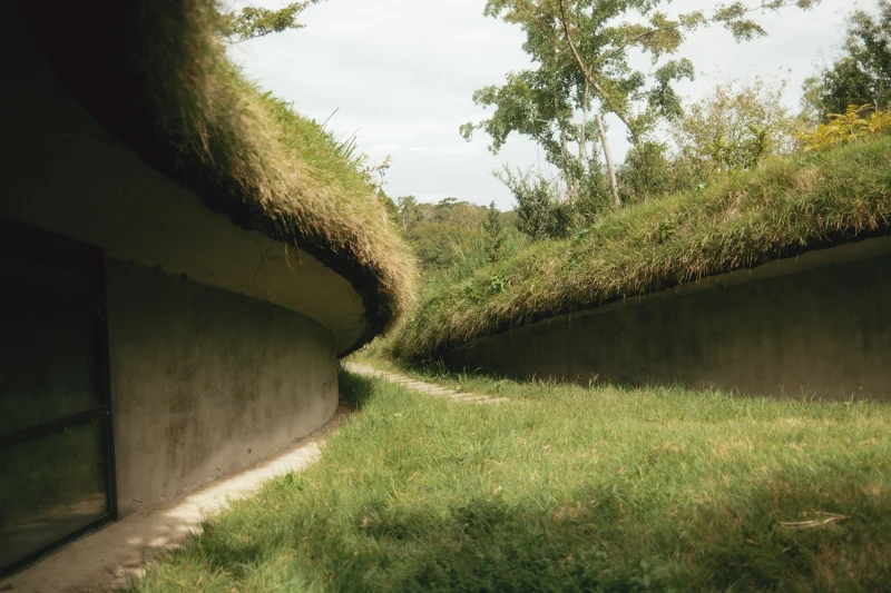 網路爆紅的「地中圖書館 Library in the Earth」。