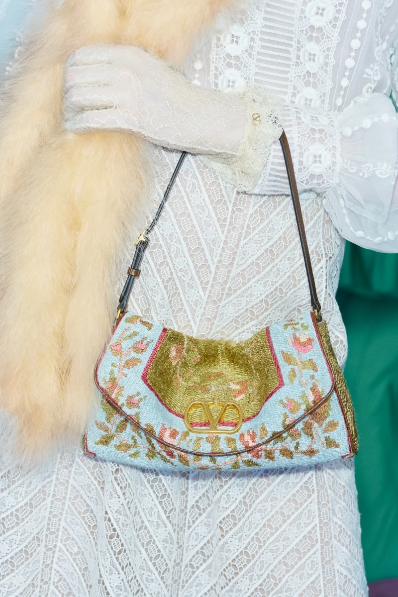 DeVain包款，承襲著Alessandro Michele一直帶給大家的浪漫氛圍感。