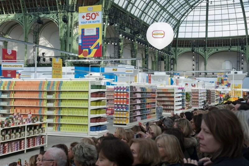 Chanel 2014 秋冬大秀之上藝術總監 Karl Lagerfeld 在巴黎大皇宮內，搭建出一座等比例的「Chanel 超市」