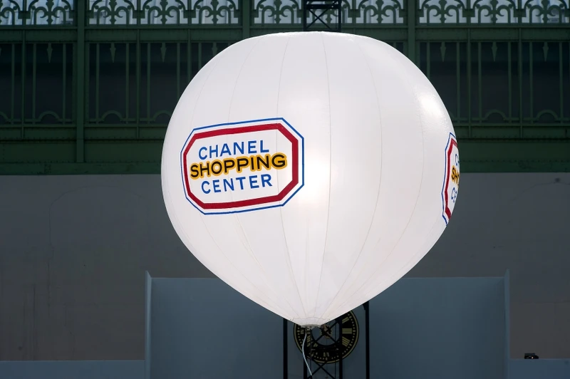 Chanel 2014 秋冬大秀之上藝術總監 Karl Lagerfeld 在巴黎大皇宮內，搭建出一座等比例的「Chanel 超市」