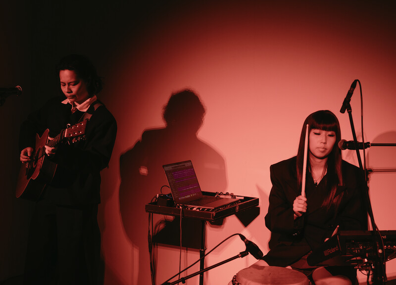 凹與山作為台灣獨立樂壇少見的女子雙人組合，從溫潤的民謠出發，揉合充滿數位感的鼓機與電子聲響，創造出冷暖交織的音色，並持續唱出對人性、情感的細膩體會。