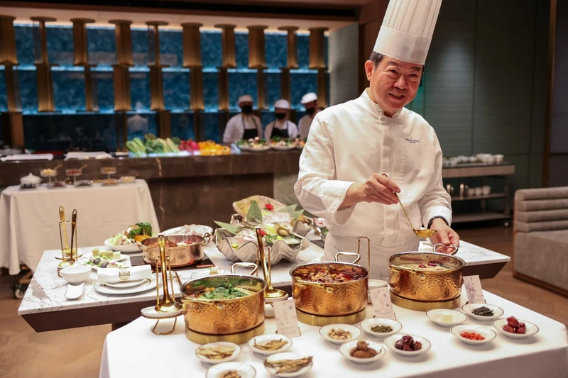 「明娟樓」主廚吳錫卿帶領團隊研發湯頭。 「明娟樓」主廚吳錫卿帶領團隊研發湯頭。