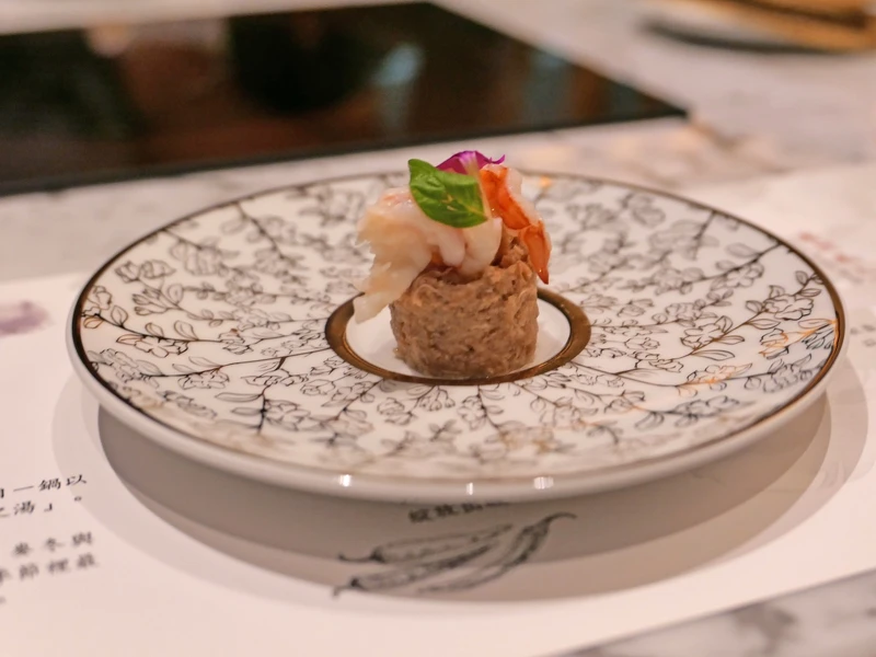 前菜「鮪魚沙拉鮮蝦塔」。 前菜「鮪魚沙拉鮮蝦塔」。