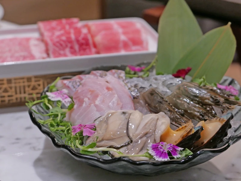 海鮮包括台東草蝦、日本牡蠣、九孔鮑、澎湖鮮魚片。 海鮮包括台東草蝦、日本牡蠣、九孔鮑、澎湖鮮魚片。