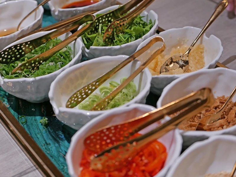 醬料不採固定自助形式,而是由服務人員將醬料推車送至桌邊。 醬料不採固定自助形式,而是由服務人員將醬料推車送至桌邊。