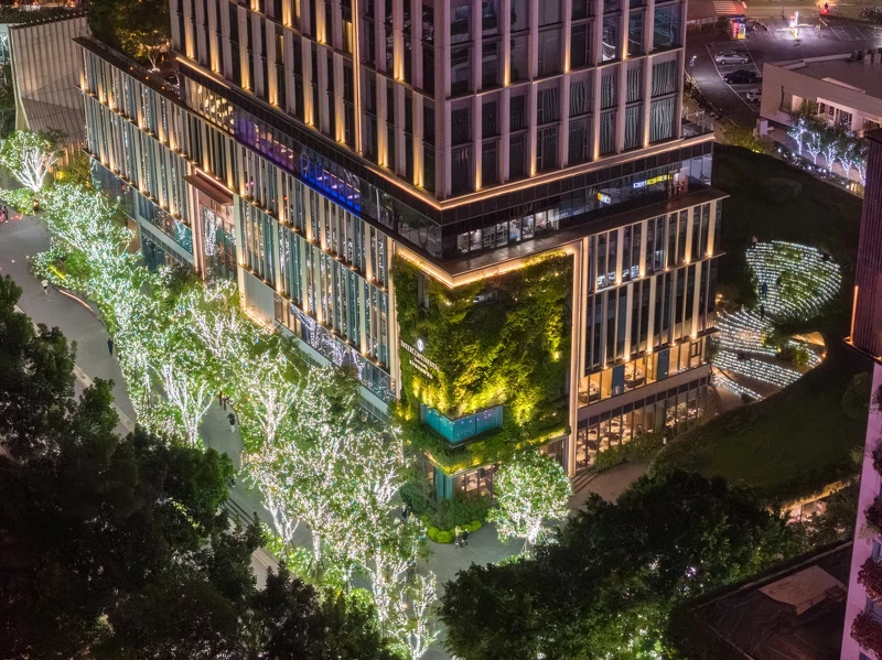 節慶期間,臺中勤美商圈化身「光之道」,在城市步行軸線上點亮冬夜風景。 節慶期間,臺中勤美商圈化身「光之道」,在城市步行軸線上點亮冬夜風景。